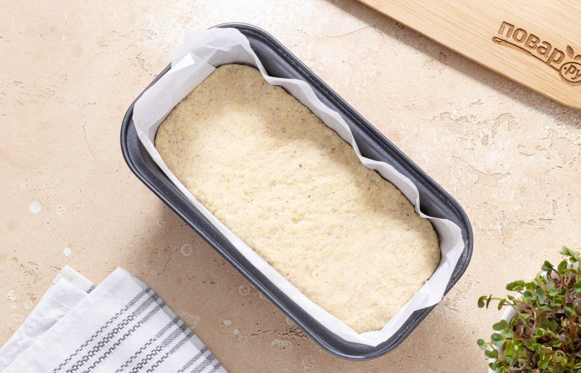 1. Этап. Хлеб из рисовой муки в духовке: Сформируйте из получившегося теста хлеб или выложите его в форму для выпечки. Форму смажьте маслом или застелите пергаментом.