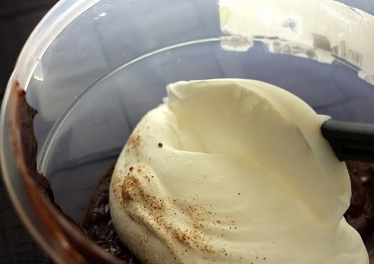 1. Этап. Мусс из маскарпоне: 8. В слегка остывший шоколад ввести половину мусса из маскарпоне и аккуратно перемешать.