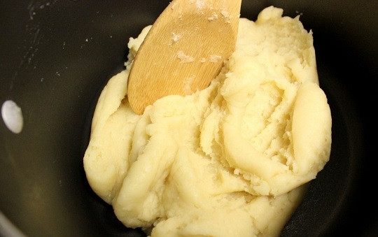 1. Этап. Торт Поленница из заварного теста: 2. Постоянно перемешивая, заварите тесто и доведите его до однородной консистенции. Снимите сотейник с огня.