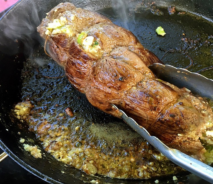 1. Этап. Лосятина в духовке: Нагрейте чугунную сковороду на среднем огне, растопите 2 ст.л. сливочного масла. Положите мясной рулет и обжарьте со всех до красивой корочки (около 15 минут). Затем сковороду накройте фольгой, поставьте в духовку и запекайте рулет около 30 минут.