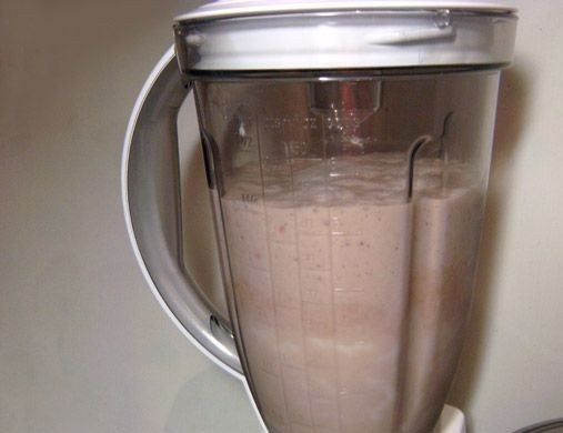 1. Этап. Молочный коктейль с сиропом: 5. Взбить немного и постепенно (в 2-3 приема) влить молоко. Взбивать коктейль на медленной скорости, чтобы он напитался кислородом и был воздушным. Перед подачей его можно присыпать тертым шоколадом или украсить ягодой.