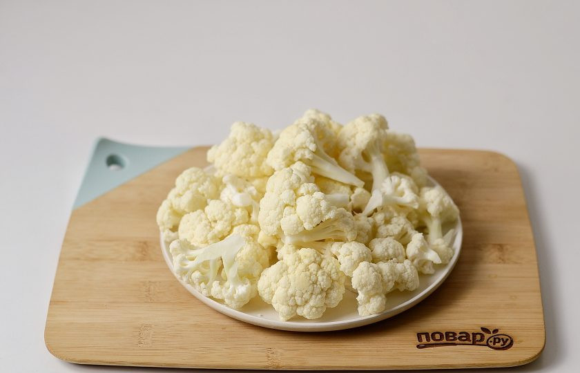 1. Этап. Постный салат с цветной капустой: Цветную капусту разрежьте на небольшие соцветия.