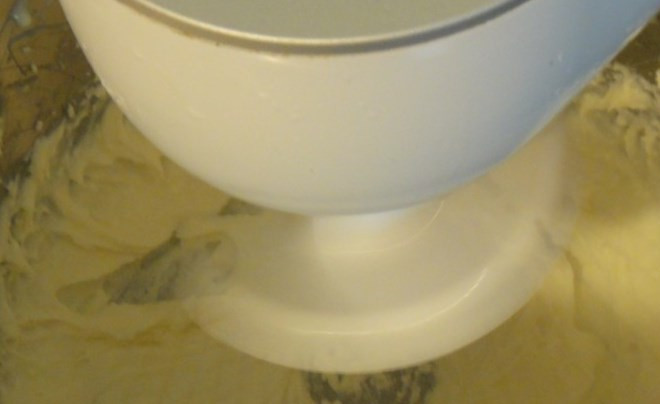 1. Этап. Быстрый бисквитный рулет: Тем временем взбить творог со сгущенкой до пышной массы.