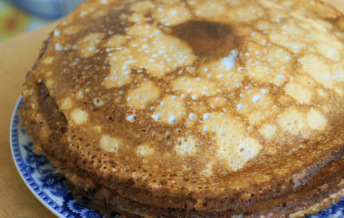 1. Этап. Тонкие блинчики с творогом: Выпечь блины на сковородке.