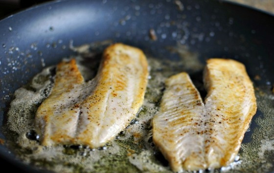 1. Этап. Тилапия с соусом: 3. Обжарьте с двух сторон до румяности. Снимите с огня и переложите на тарелку.