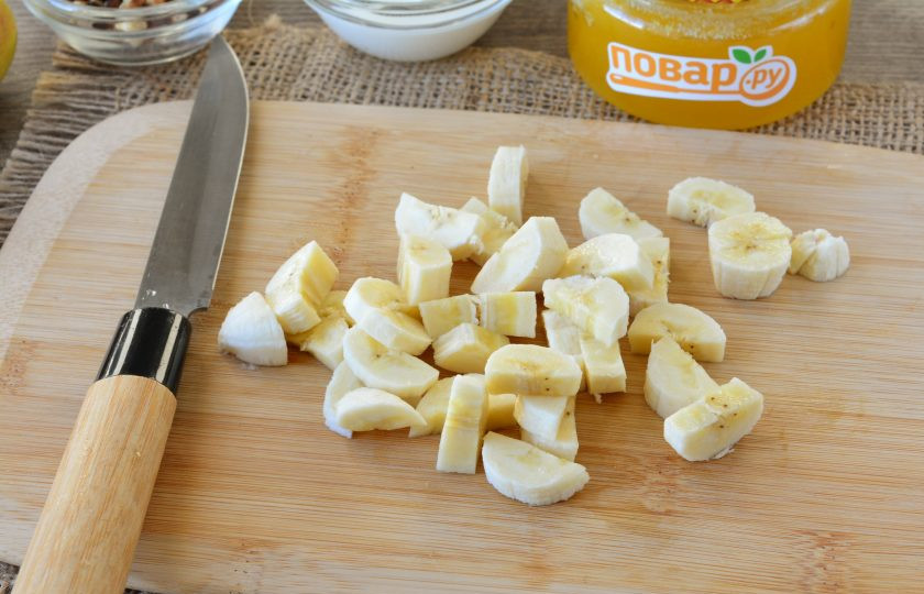 1. Этап. Салат из груши и банана: Почистите бананы, нарежьте небольшими кусочками.