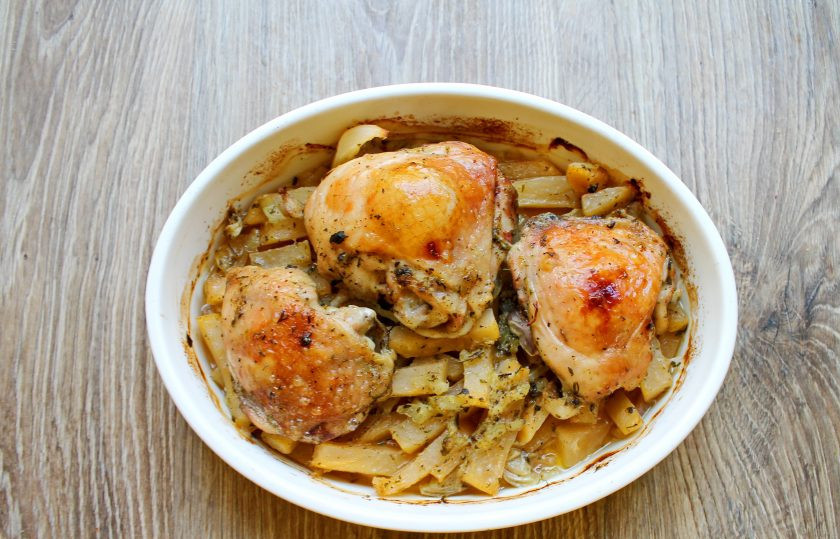 1. Этап. Репа с курицей в духовке: Достаньте форму с репой и курицей, снимите фольгу и допекайте в духовке еще 20-25 минут до румяной корочки. Ориентируйтесь на свою духовку. Готовое блюдо разложите по тарелкам и подавайте к столу.