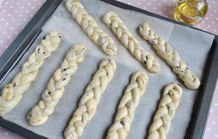 1. Этап. Булочки-косички: 10. Выкладывайте косички на застеленный пергаментом противень и оставляйте для расстойки минут на 30-40. Затем выпекайте в разогретой до 180 градусов духовке минут 20.