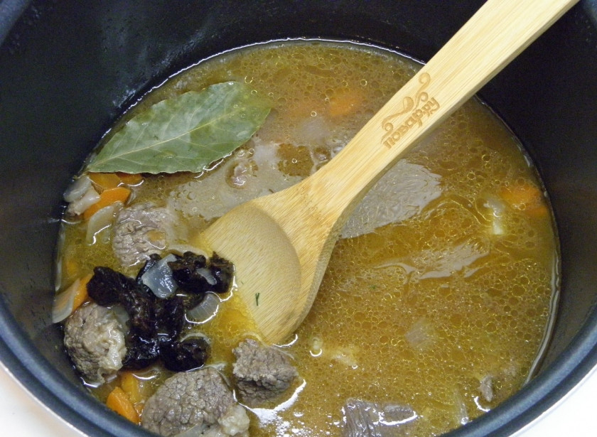 1. Этап. Тушеная говядина с черносливом: Через час добавьте любимые специи, лавровый лист, промытый чернослив (если очень крупный, то порежьте на 2-4 части). И продолжайте тушение еще минут 45.