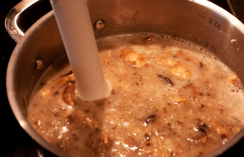 1. Этап. Быстрый суп без мяса: 9. С помощью погружного блендера или толкушки помять овощи в кастрюле. При желании быстрый суп без мяса в домашних условиях можно и не превращать в пюре.