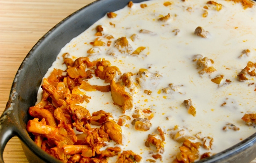 1. Этап. Лисички в сметане по-украински: Половину сметаны смешиваем с мукой, можно добавить чуть-чуть водички. Заливаем получившейся смесью лисички и готовим еще 5 минут при медленном тушении.