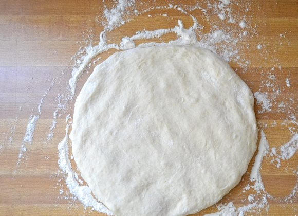 1. Этап. Пицца со шпинатом, луком и сыром: 4. Достаньте тесто и раскатайте его в небольшую лепешку.