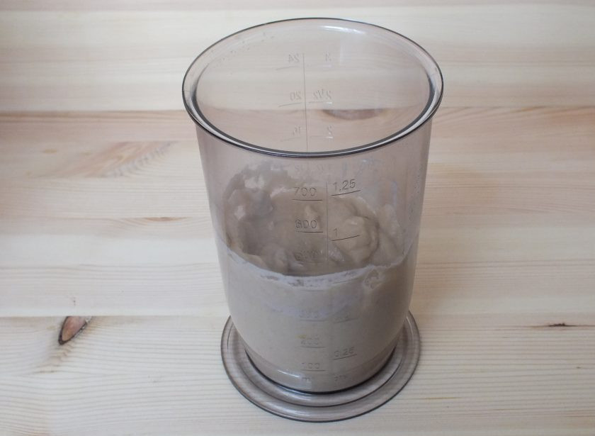 1. Этап. Печенье из яблок и бананов: В полученную массу введите яблоки и пробейте блендером еще раз до однородного состояния.