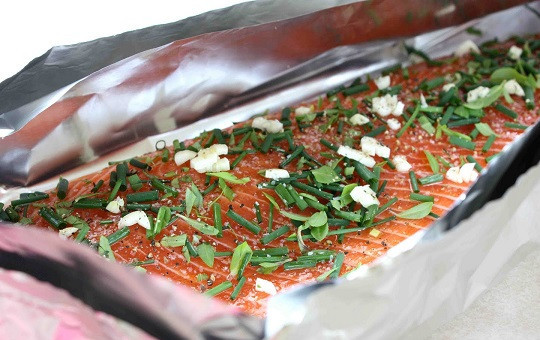 1. Этап. Семга на костре в фольге: 4. Лимон, который идеально сочетается с рыбкой, можно использовать как в процессе запекания, так и перед подачей. Рыбку аккуратно выложить на лист фольги так, чтобы оставались свободные края. Добавлять масло в данном случае не нужно, так как семга сама по себе довольно жирная рыба. Можно взбрызнуть также небольшим количеством белого сухого вина.