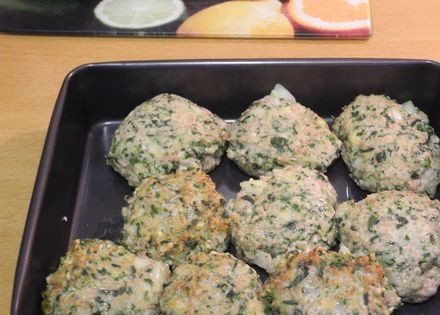 1. Этап. Котлеты из фарша со шпинатом: 4. Поджаренные котлеты выкладываем на противень и ставим в разогретый до 180 градусов духовой шкаф на 20-25 минут.