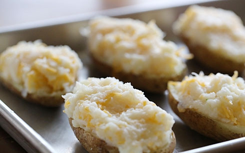 1. Этап. Брокколи с картошкой: Наполнить получившейся смесью половинки картофеля.