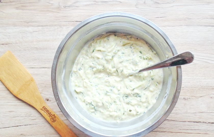 1. Этап. Оладьи из кабачков на ряженке: Перелейте тесто в миску с кабачком и петрушкой. Хорошо перемешайте.