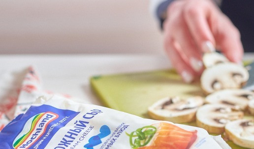 1. Этап. Фаршированные яйца с сыром: Шампиньон нарезать пластинками по числу порций, сохраняя 