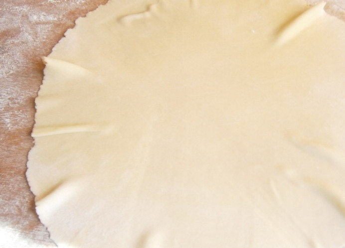 1. Этап. Торт на сковороде со сгущенкой: Теперь раскатываем шарики, тонко. Диаметром до 30 см.