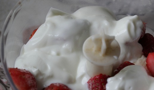 1. Этап. Бананово-клубничное мороженое: Добавить подсластитель (у меня сахарная пудра) и йогурт.