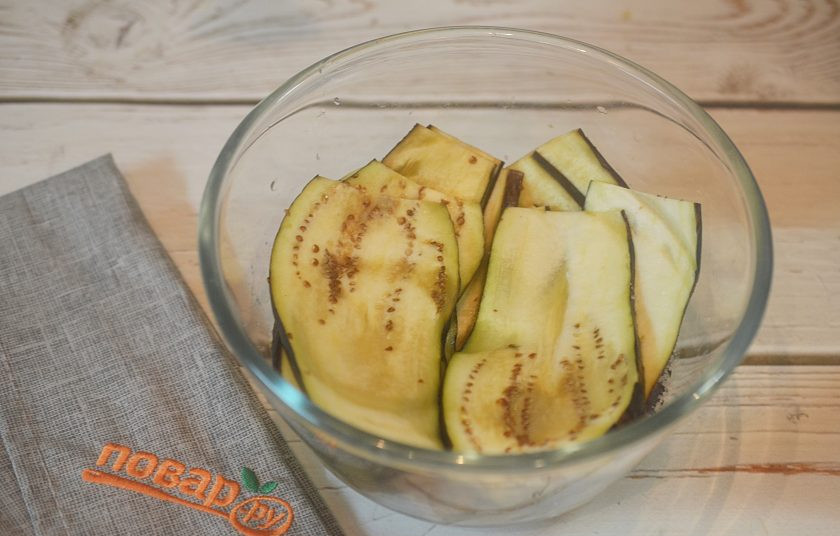 1. Этап. Баклажаны в масле: 3. Выделившийся сок слейте, баклажаны отожмите.