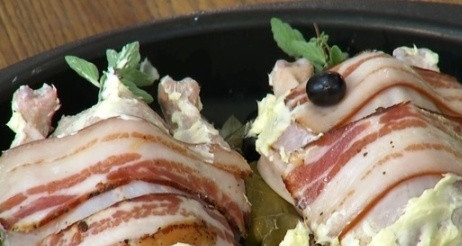 1. Этап. Цыплята в духовке: Размазываем сливочное масло по тушкам и поливаем инжирным сиропом. Отправляем в духовку на 30-40 минут.