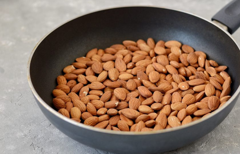 1. Этап. Миндальное масло: Миндаль слегка обжарьте на сковороде.