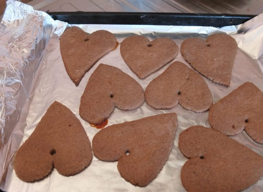 1. Этап. Расписное новогоднее печенье: Выкладывайте на противень, отправляйте в разогретую до 180 градусов духовку на 5-7 минут.