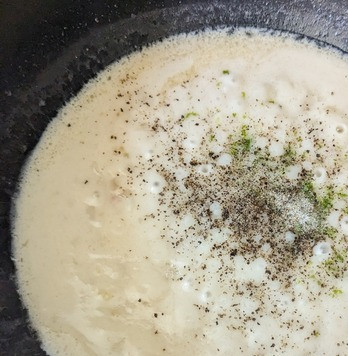 1. Этап. Куриная грудка в кокосово-лаймовом соусе: Соус посолить, поперчить, добавить цедру.