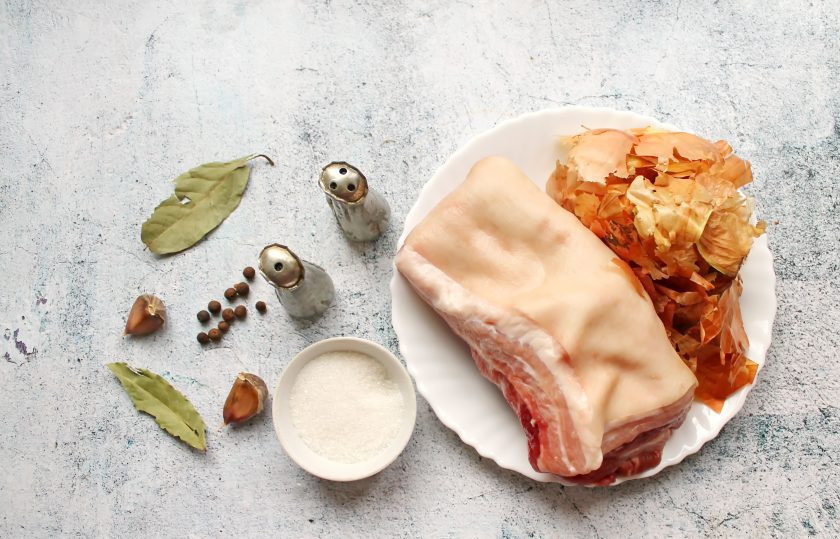 1. Этап. Сало в луковом рассоле: Подготовьте все необходимые ингредиенты для приготовления сала в луковой шелухе.