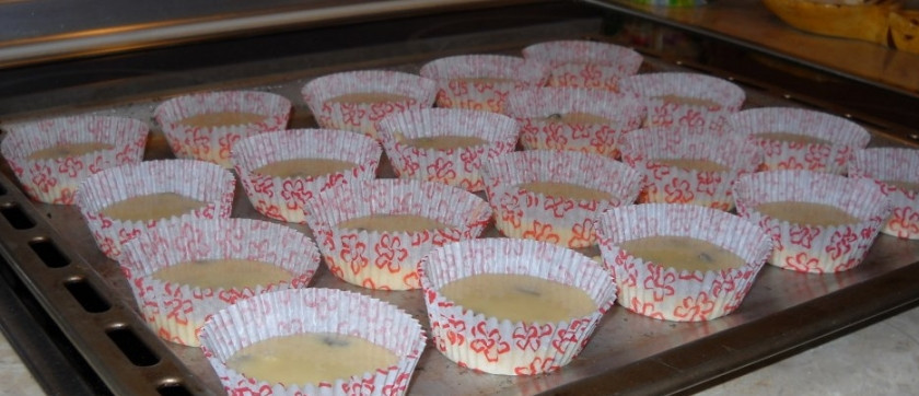 1. Этап. Кексики с медом: Аккуратно всыпьте муку, замесите тесто. Потом добавьте изюм, перемешайте. Разложите по формочкам.