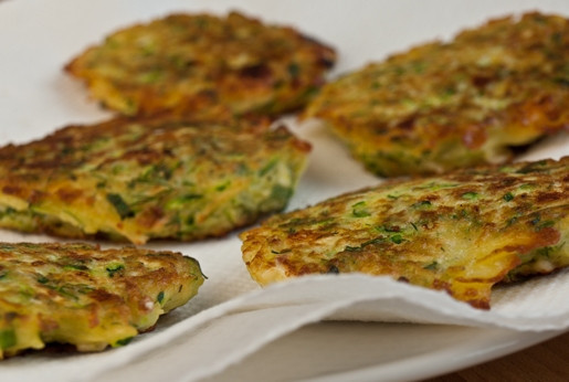 1. Этап. Драники с сыром и зеленым луком: 6. Переложите драники на салфетку, чтобы убрать лишний жир.