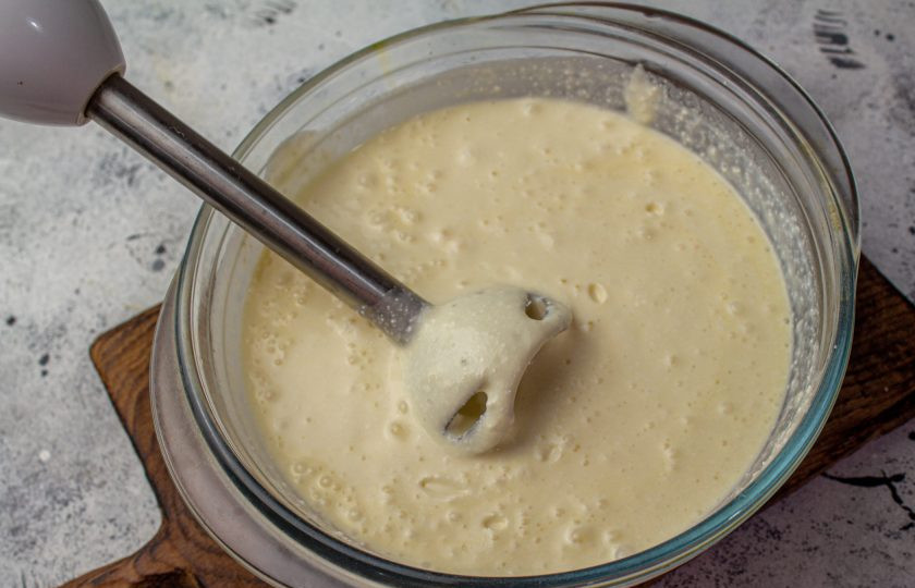 1. Этап. Творожная запеканка с йогуртом: Всю массу пробейте блендером, чтобы структура запеканки была более нежной.