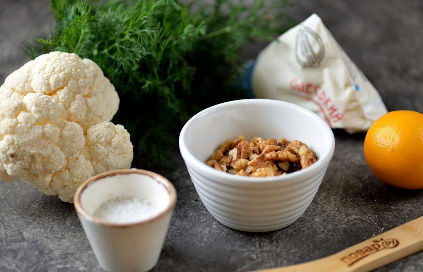 1. Этап. Салат Секрет: Подготовьте ингредиенты. Капусту и укроп помойте, обсушите бумажными полотенцами.