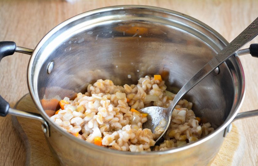 1. Этап. Салат с перловкой на зиму: Добавьте в кастрюлю перловку.