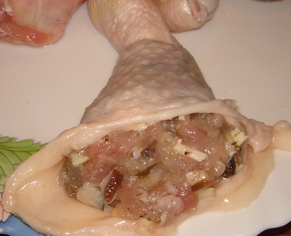 1. Этап. Фаршированная голень курицы с грибами: 3. Когда у нас останется одна шкурка, в нее и начиняем. Для этого нам нужно подготовить все голени.