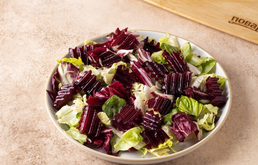 1. Этап. Свекольный салат с медовой заправкой: Добавьте свеклу в медовой заправке.