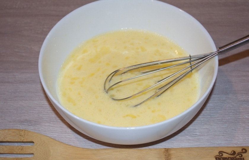 1. Этап. Слоеный яблочный пирог: В мисочке взбейте молоко с яйцами. Добавьте сахар, снова взбейте.