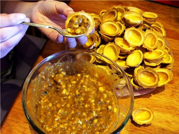 1. Этап. Орешки на десерт: Наполните скорлупки из теста начинкой, соедините две половинки орешка и подавайте на стол.