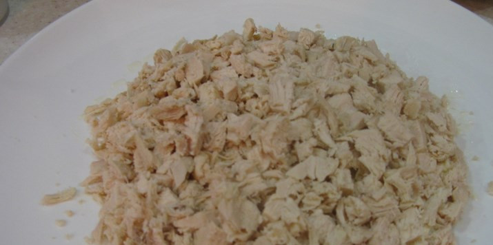 1. Этап. Салат Черепашка: Лук мелко режем, яблоки трем на терке, курицу тоже мелко порежьте. На блюдо выкладываем белки, смазываем немного майонезом. Сверху филе, его тоже майонезом смажьте.