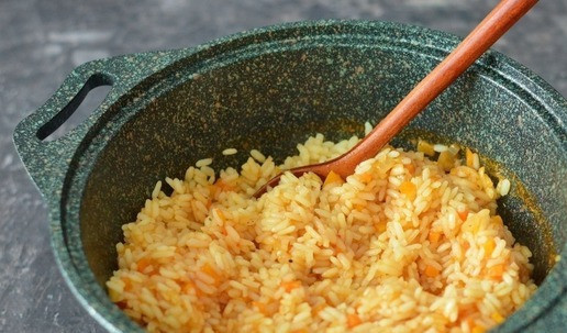 1. Этап. Томатный рис на гарнир: Перед подачей перемешайте рис, чтобы разрыхлить его. Всё готово! Подавайте томатный рис как самостоятельное блюдо или гарнир. Приятного аппетита!