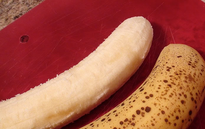 1. Этап. Банановый торт без выпечки: 6. Бананы очистить и нарезать тонкими кружочками. По желанию можно сбрызнуть нарезанные банана лимонным соком.