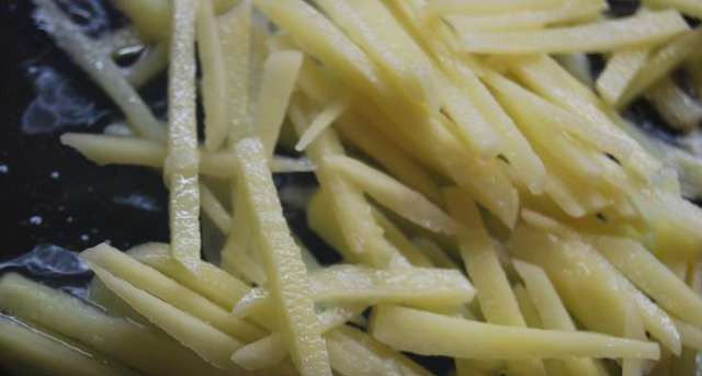 1. Этап. Татарский салат с говядиной: Также тонкой соломкой, режем картофель.