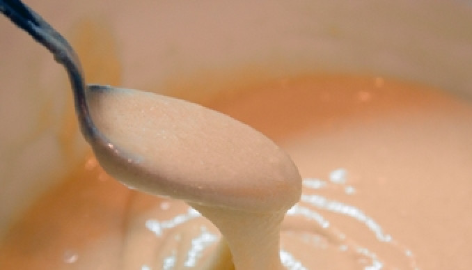 1. Этап. Шарлотка с клюквой и яблоками: Добавьте муку и замесите тесто.