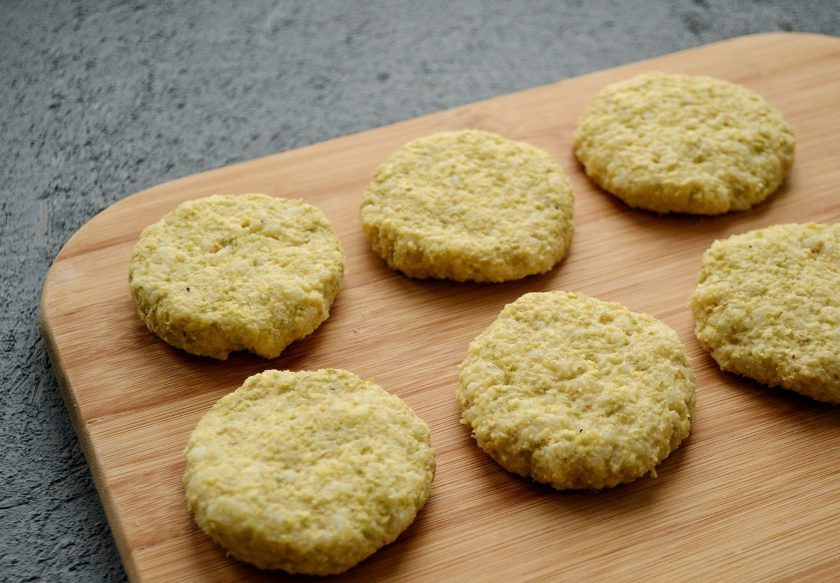 1. Этап. Котлеты из чечевицы и риса: Из фарша скатайте шарики, придайте им форму котлеток.