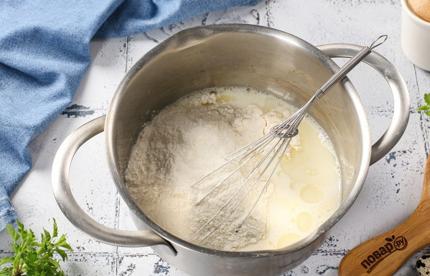 1. Этап. Блины из перепелиных яиц: Добавьте муку.