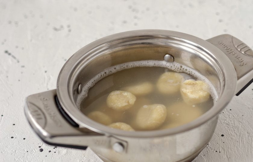 1. Этап. Ленивые вареники без яиц: Отварите вареники в кипящей подсоленной воде. На это уйдёт примерно 3-4 минуты после того, как вареники всплывут.