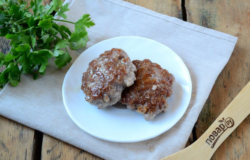 1. Этап. Чизбургер с гренками и яйцом: Котлеты готовы. Сразу приступаем к приготовлению чизбургера.