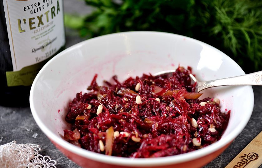 1. Этап. Свекла по-царски: Влейте оливковое масло первого отжима, тщательно перемешайте салат. Соль можно не добавлять, хотя это по желанию.