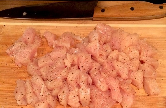 1. Этап. Куриный пирог в горшочке: 3. Нарежьте кусочками куриное филе, посолите и поперчите.